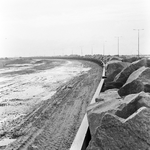 171032 Afbeelding van het vervoer van stenen per spoor ten behoeve van de aanleg van de Europoorthaven bij Rotterdam.